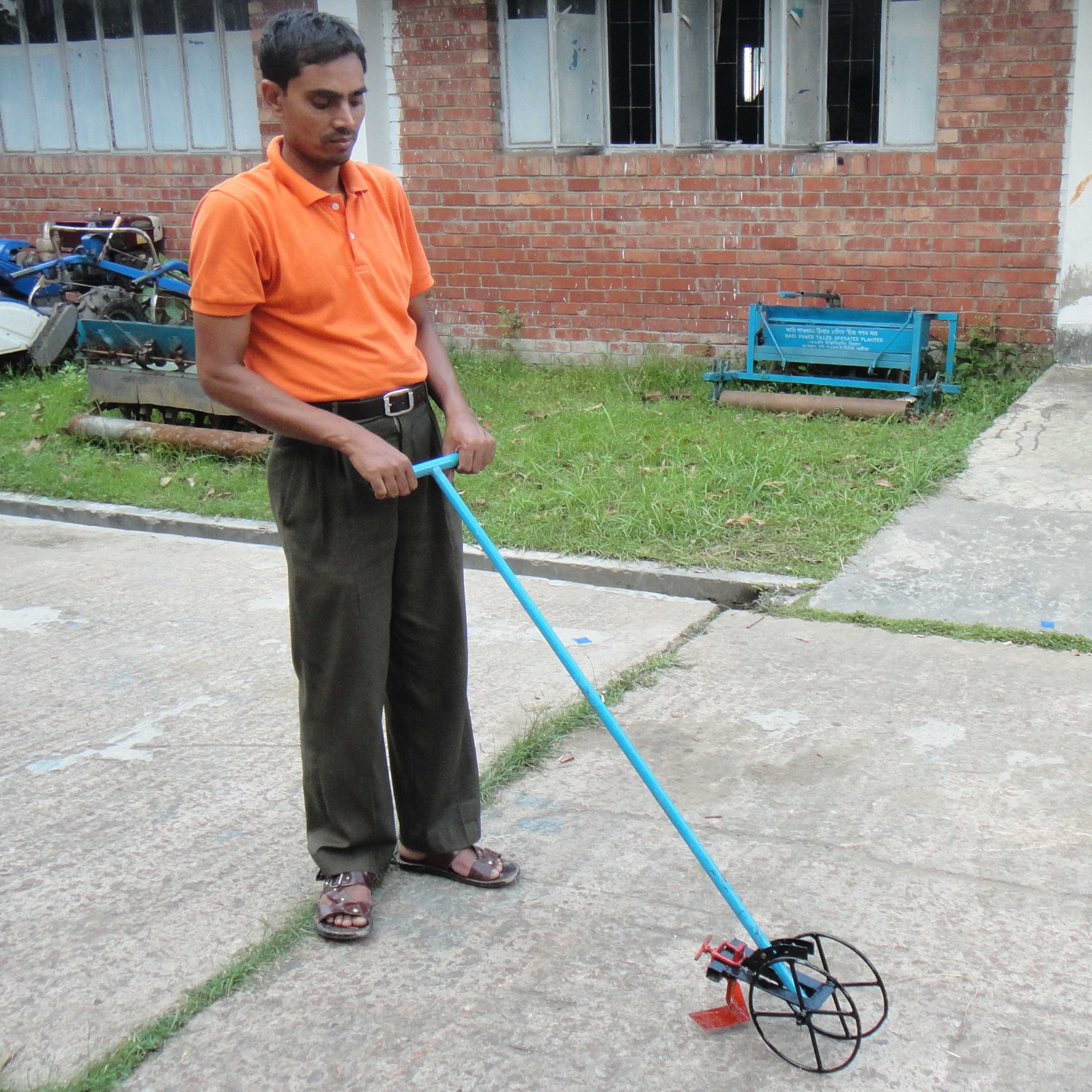 BARI Dry land Weeder